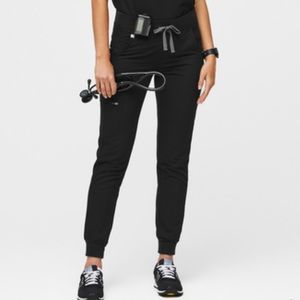 Medium Petite FIGS jogger scrub pants in black.